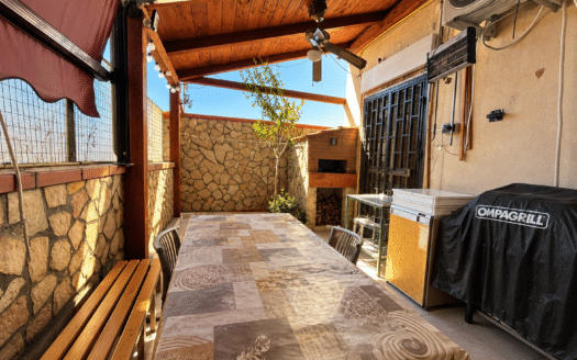 Terrazza Rustica Con Tavolo In Legno (1)